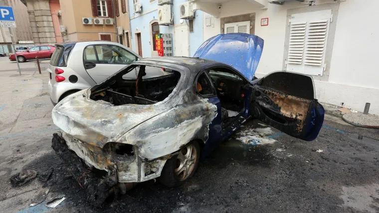 Na Trgu Riječke rezolucije u potpunosti izgorjelo osobno vozilo: uzrok požara nepoznat