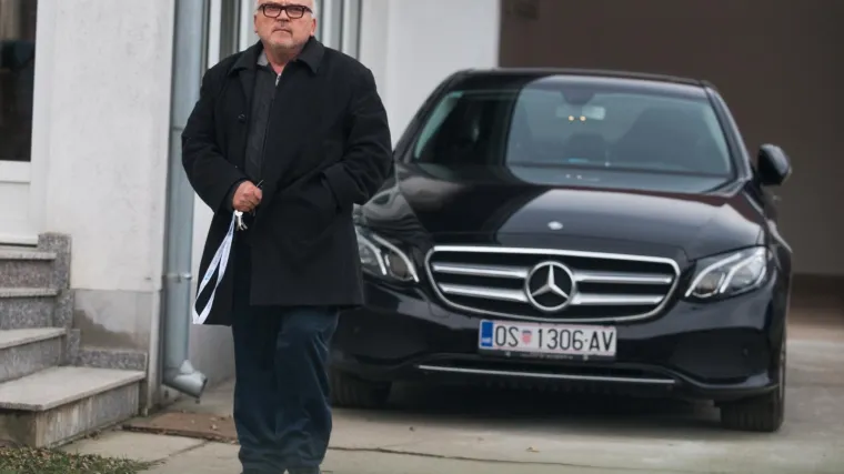 Slavonski župnik skrivio prometnu nesreću i slupao svoj skupocjeni mercedes