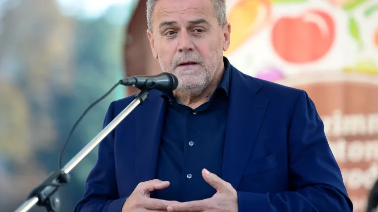 Za neke se ima: nedostaje &scaron;kola i vrtića, smanjio je božićnice, ali župnim uredima i provincijama Bandić je pro&scaron;le godine dao 13 milijuna kuna