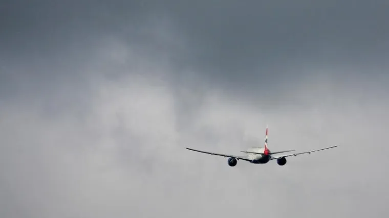 Pakleno slijetanje: Boeing s vi&scaron;e od 160 putnika izletio s piste, zaustavio se na litici iznad morske obale