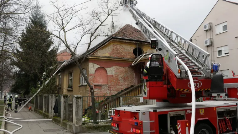Vatrogasci iz goruće kuće u Petrovoj ulici u Zagrebu spasili čovjeka