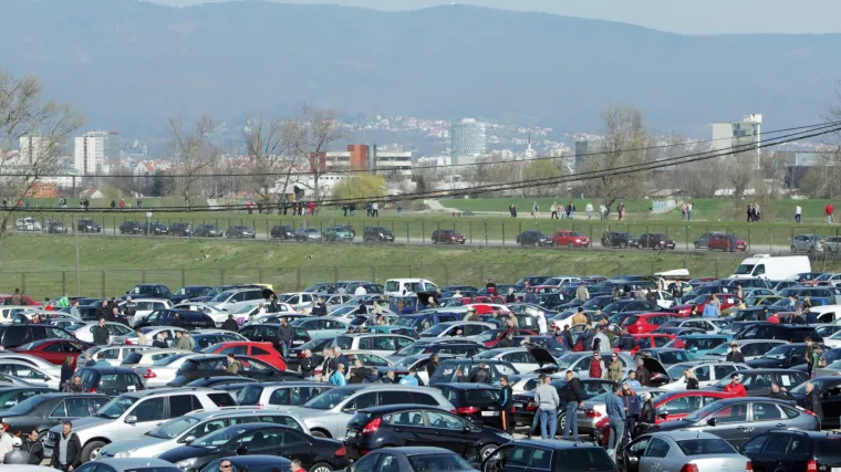 Čekalo se najavljeno smanjenje tro&scaron;arina no uzalud: prodano oko 4 tisuća auomobila manje, donosimo izračune novih tro&scaron;arina