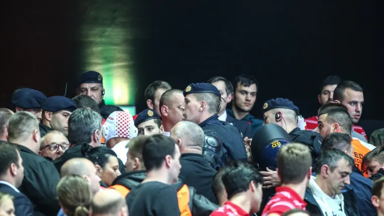 Udario dijete pa se potukao s njegovim ocem, reagirala i policija