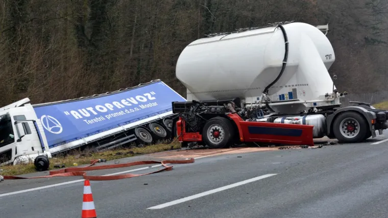 Na A3 do&scaron;lo do sudara cisterne i &scaron;lepera, u nesreći ozlijeđena jedna osoba:  navodno je jedan od vozača zaspao za volanom