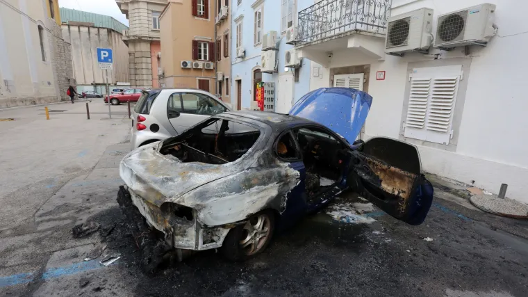 Policija potvrdila kako je automobil koji je u potpunosti izgorio na Trgu Riječke rezolucije namjerno zapaljen
