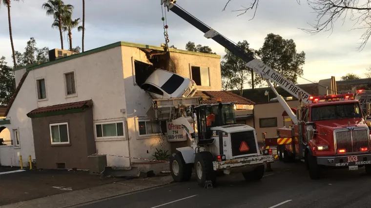 Bizarni incident: 'leteći' automobil zavr&scaron;io u stomatolo&scaron;koj ordinaciji na prvom katu