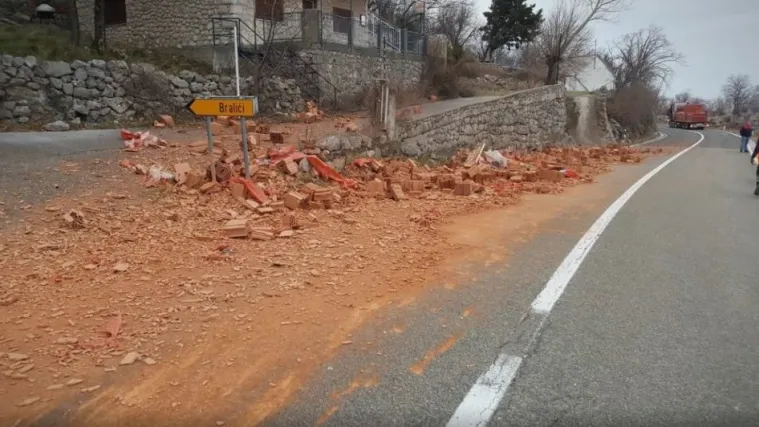 Vozači oprez, zbog rasutog tereta, dviljih svinja...