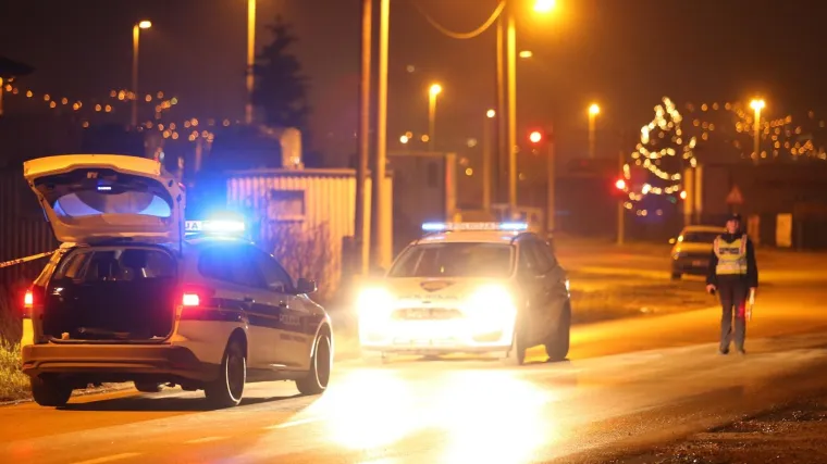 U selu nema nogostupa pa djeca moraju hodati po cesti