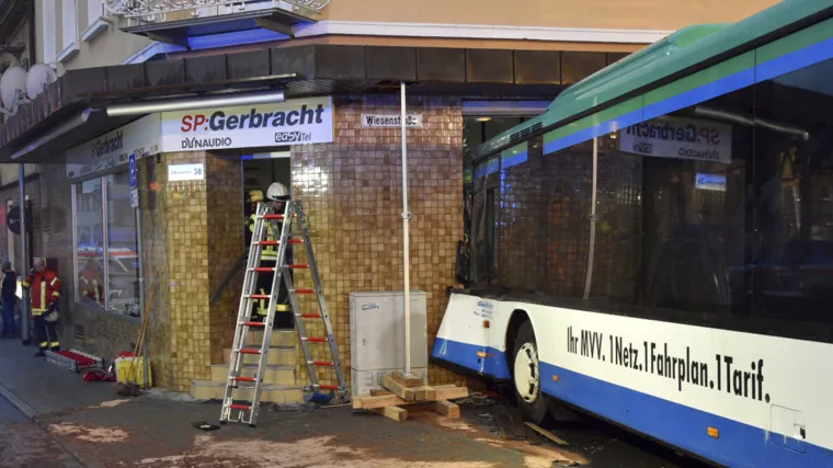 &Scaron;kolski autobus se zabio u zid zgrade: ozlijeđeno 47 osoba, petero životno ugroženih