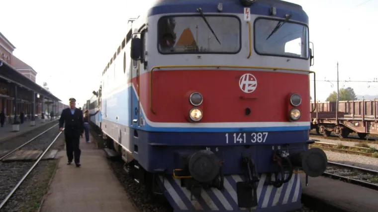 Počinje suđenje biv&scaron;em strojovođi HŽ-a za nesreću na pružnom prijelazu s dvije poginule osobe