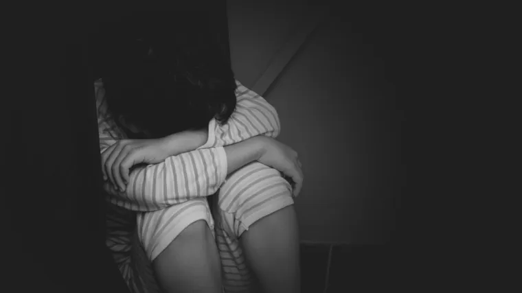 Monstruozni roditelji zatočili vlastitu djecu: policija spasila 13 braće i sestara,  svi izgladnjeli i okovani lancima