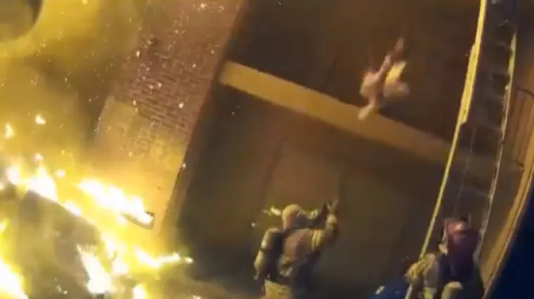 Uhvatio je dijete bačeno s trećeg kata zgrade u plamenu