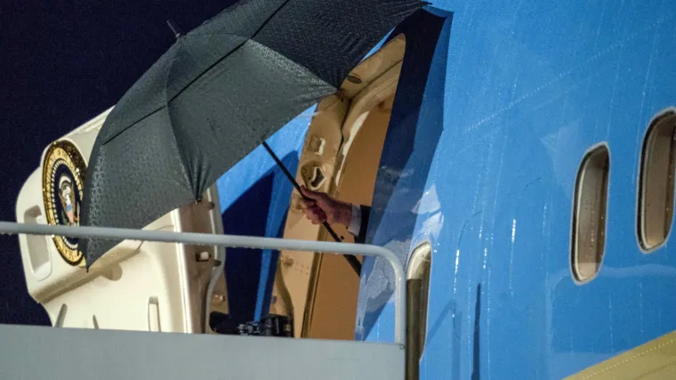 Frizura ostala postojana: na dru&scaron;tvenim mrežama obru&scaron;ili se na Trumpa jer je sebe za&scaron;titio ki&scaron;obranom, a sina i Melaniju pustio da kisnu