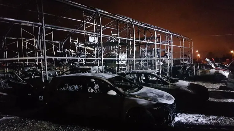 Ogromni požar poharao skladi&scaron;te u Svetoj Nedjelji: stradao čak 21 automobil!