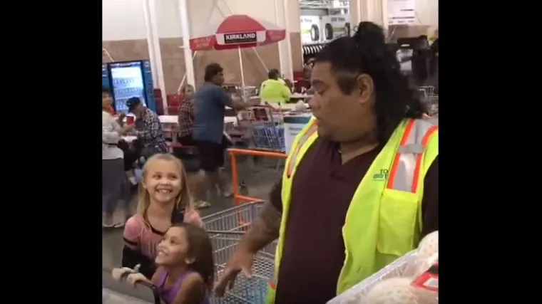 Djevojčice zamijenile blagajnika za poluboga Mauija iz crtića, a njegova reakcija će vas odu&scaron;eviti