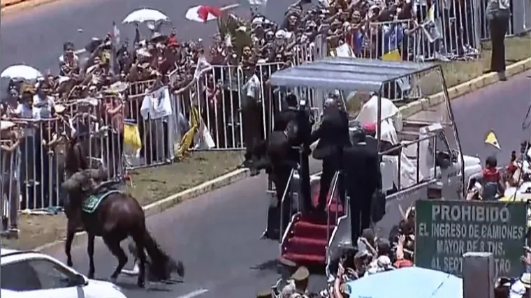 Policajka pala s konja pored papamobila, evo &scaron;to je napravio Sveti otac