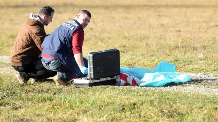 Nasred polja prona&scaron;li le&scaron; nepoznate osobe, navodno se radi o mu&scaron;karcu