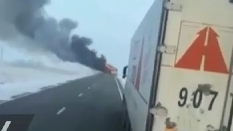 Autobus se zapalio na cesti, izgorjelo 52 putnika, petero ih se spasilo