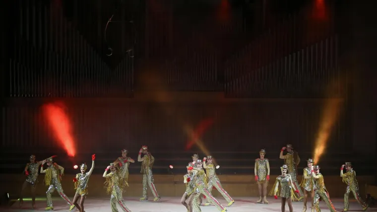 MOSKOVSKI CIRKUS NA LEDU ODUŠEVIO PREPUNI LISINSKI: Rusi spektakularnim akrobacijama oduzimali dah publici