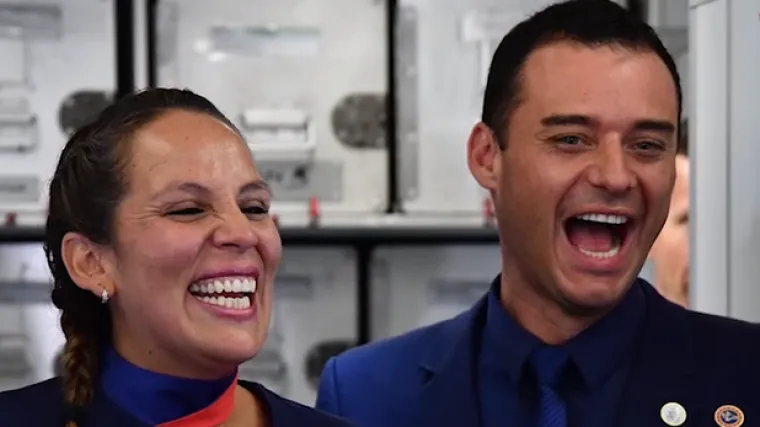 Stjuard i stjuardesa zatražili blagoslov od pape u avionu, ali je imao drugu ideju: 'Želite li da vas vjenčam?'