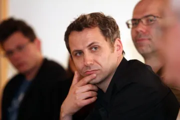 Počinje uprizorenjem orgijastičke desničarske svadbe, na premijeru stigao i Hasanbegović