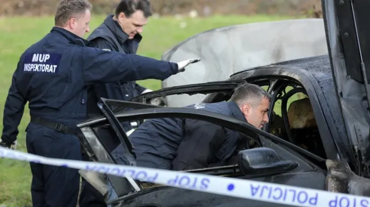 Vatra pod okriljem noći uni&scaron;tila automobil, policija je na terenu