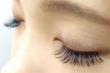 Priča ove cure je pravi primjer zašto ugrađivanje umjetnih trepavica može završiti poprilično kobno