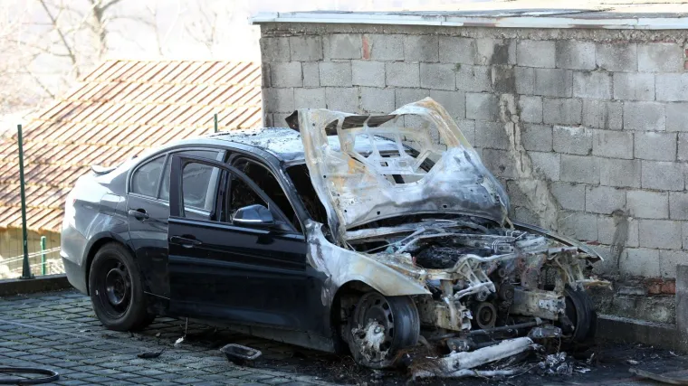 Iza ponoći izgorio BMW u Susedgradu