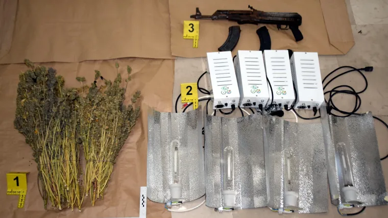 Priveden 61-godi&scaron;njak u čijoj je kući policija prona&scaron;la drogu i oružje