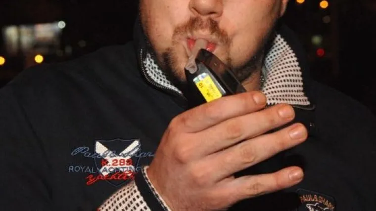 Izvođači mu valjda nisu bili po volji: s izmjerenih 2,35 promila bacao drva za pečenje kobasica na pozornicu