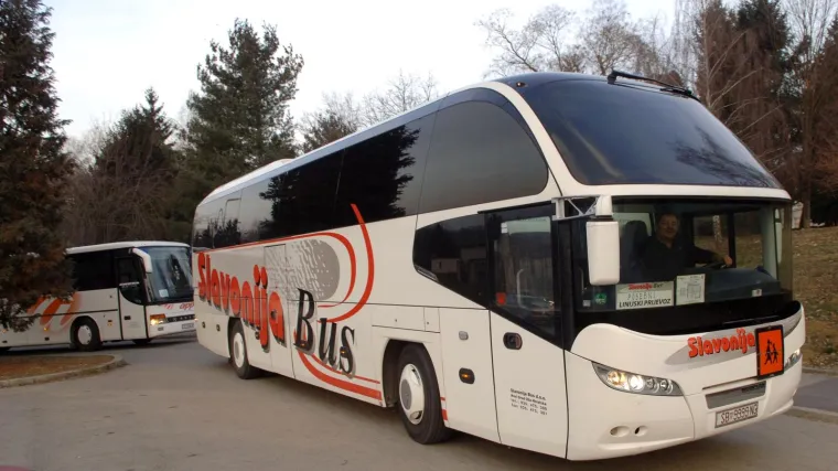Buknuo požar na autobusu prijevoznika Slavonija Bus: planule kočnice, vozač evakuirao ljude i ugasio vatru