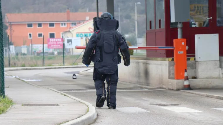 Evo &scaron;to je mladić iz Poreča skrivao ispod sjedala: zbog naprave nalik bombi neko vrijeme bio zatvoren granični prijelaz Ka&scaron;tel-Dragonja
