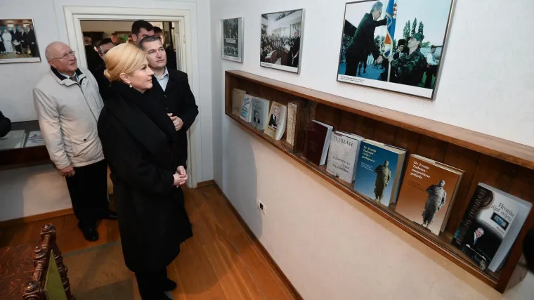 Grabar-Kitarović posjetila rodnu kuću Franje Tuđmana gdje je položila cvijeće i zapalila svijeću