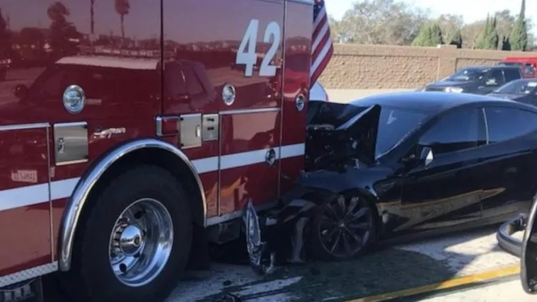 Tesla pod povećalom: auto im se pod autopilotom zabio u vatrogasni kamion koji je stajao