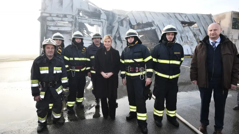 Grabar-Kitarović izrazila potporu radnicima tvrtke AquafilCRO kojoj je izgorjelo skladi&scaron;te