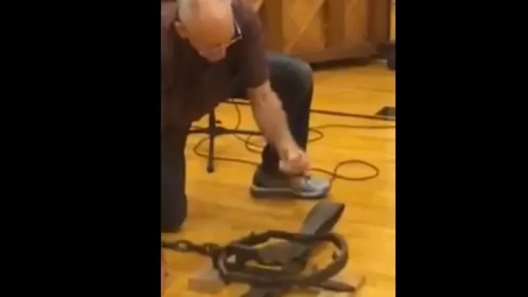 Misli da može lupiti zamku za medvjede i izvući ruku na vrijeme