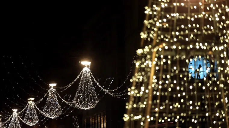 Priča se o mjerama štednje i rezanju plaća, a Zagreb je unatoč poodmaklom Adventu još uvijek osvijetljen milijunima lampica