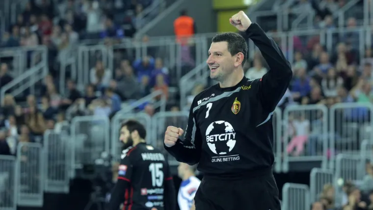 &Scaron;panjolci vratili umirovljenog &Scaron;terbika za polufinale: jučer navečer sletio u Zagreb, večeras već brani?