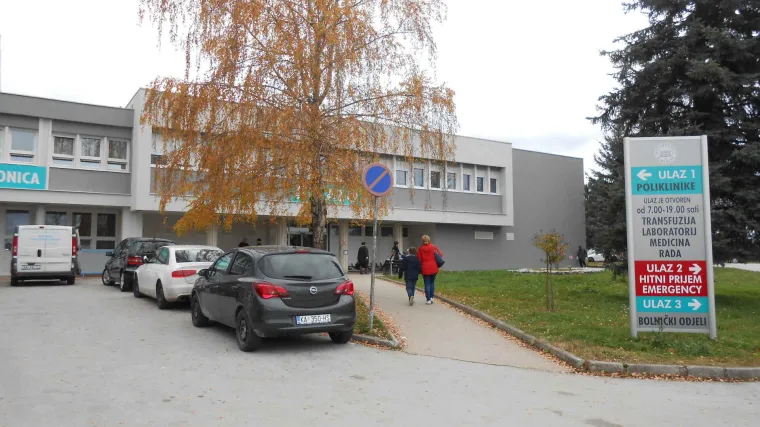 Stariji i te&scaron;ko bolestan Karlovčanin zabio se ispred bolnice u vozilo poznatog kirurga, pa pobjegao s mjesta događaja