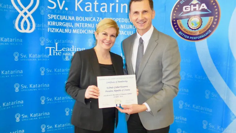 Vi&scaron;e nije samo počasna maturantica: Grabar-Kitarović postala počasna članica Američke akademije za forenzične znanosti