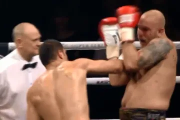 Dobio na početku nezgodan udarac, onda je poludio i demolirao ga