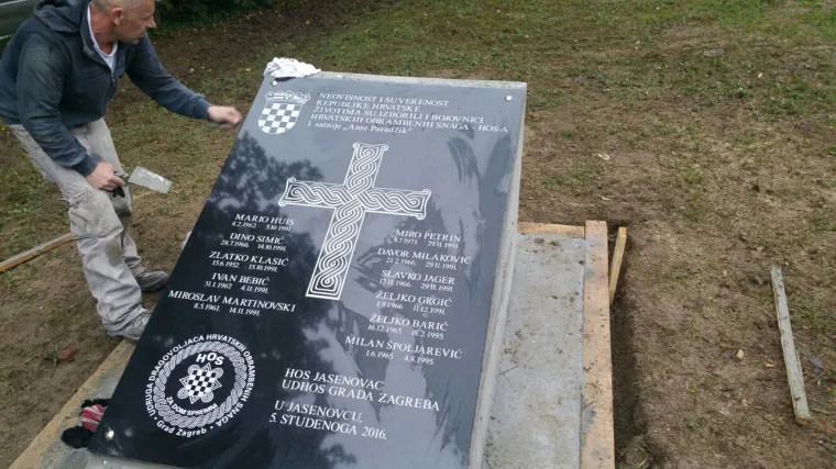 Ploču s pozdravom 'Za dom spremni' policija čuva 24 sata dnevno: 'Službenici obilaze sve lokacije od interesa očuvanja javnog reda'