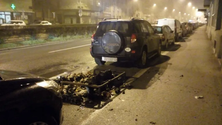 Buknuo požar u Zvonimirovoj ulici, vatra se s kontejnera pro&scaron;irila na automobile