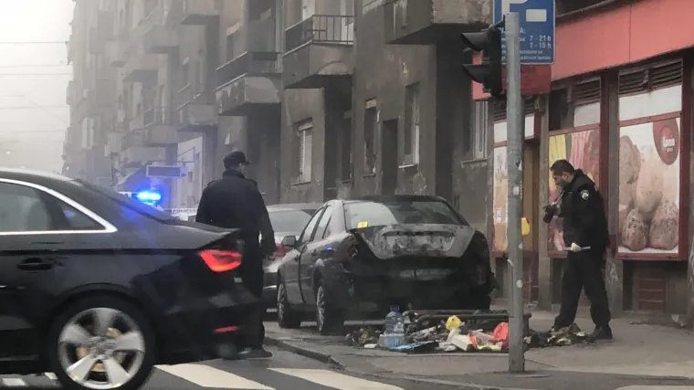 Uni&scaron;tena tri automobila, policija pokrenula istragu