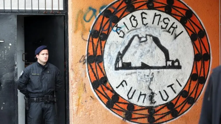 Sukobili se &scaron;ibenski navijači i Torcida&scaron;i, u kaosu napadnut i te&scaron;ko ozlijeđen policajac