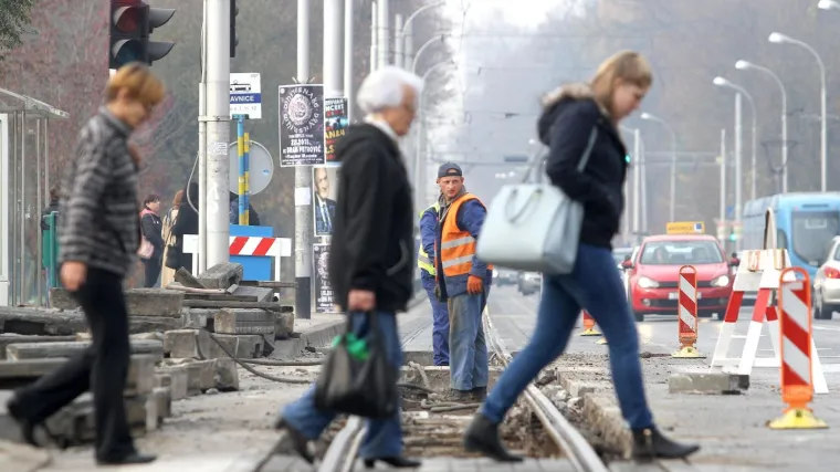 Taksi upao među tramvajske tračnice: nastao zastoj u prometu, vozilo izvlačili sat vremena