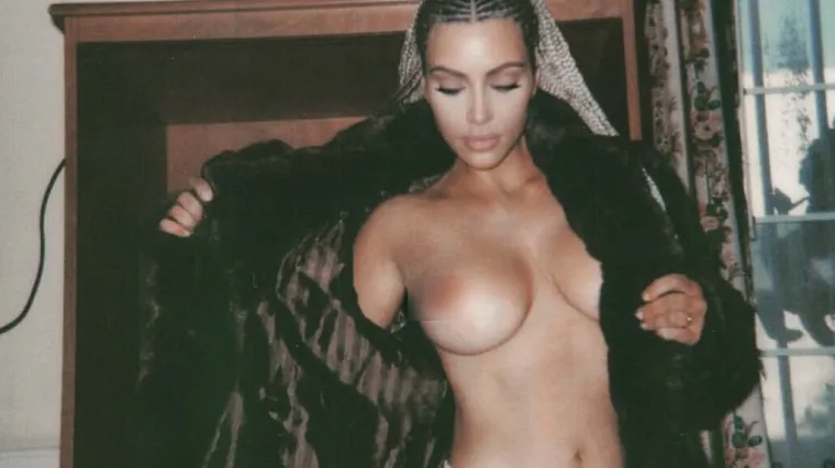 Pokazala je bujne gole grudi i guzu u tangama