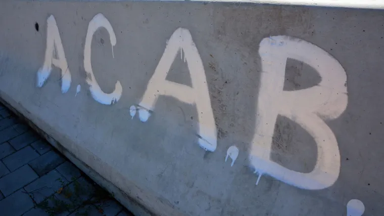 Nastradao zbog dru&scaron;tvenih mreža: napisao uvredljivi slogan policiji pa zaradio optužni prijedlog