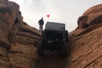 U nevjerojatnom pothvatu automobilom se popeo na gotovo okomitu stijenu