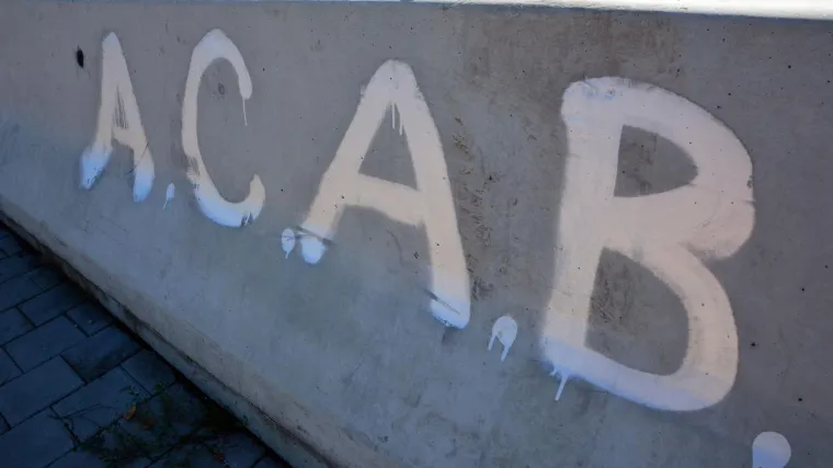 Slikao se kod spomenika palim policajcima pa ih u opisu fotografije izvrijeđao